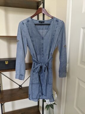 Velvet Heart Small Light Blue Chambray V-Neck Tie-Waist Dress With Pockets